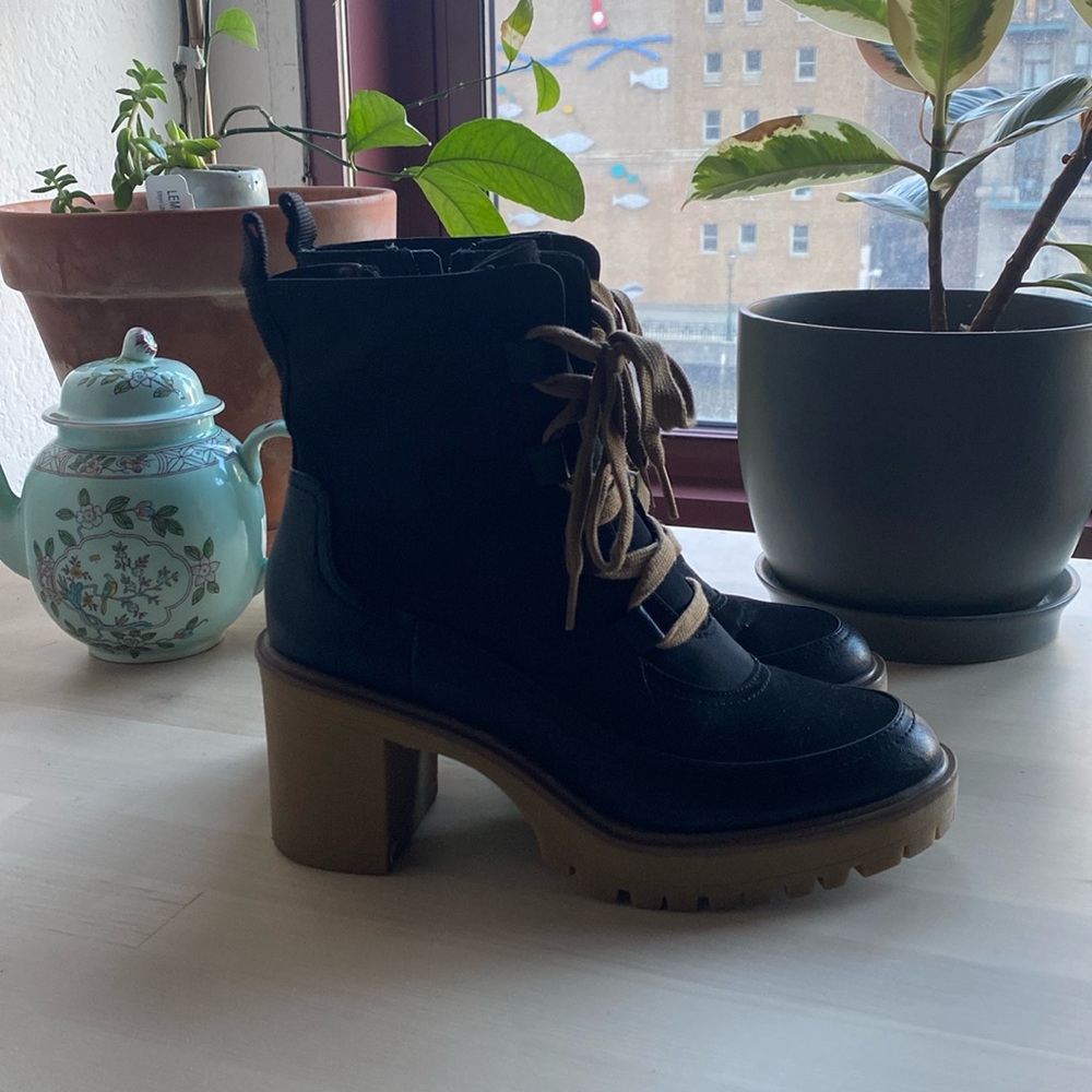 Black lace up boots 8
